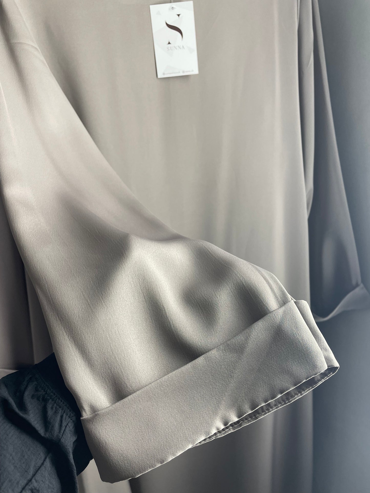 Beige cuff closed abaya