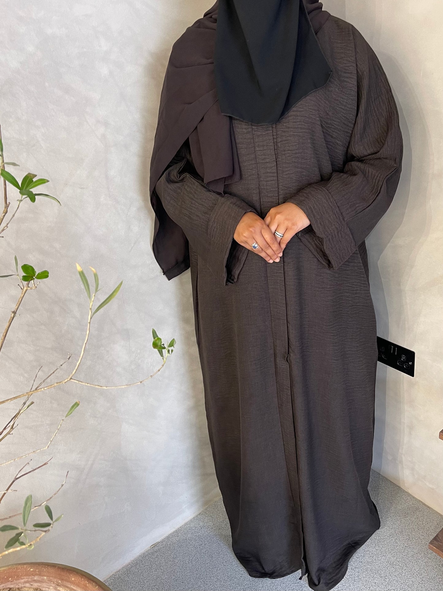 Walnut brown linen cuff abaya